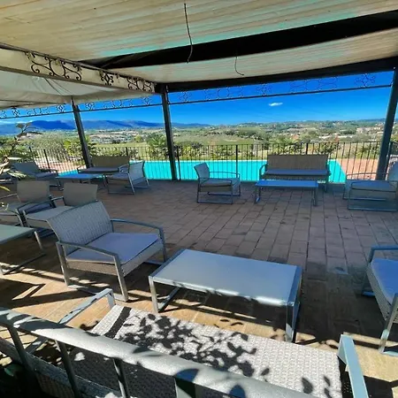 Stunning Grounds Surround Each Apt Panoramic Views All Around You 公寓